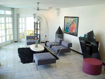 Wohnzimmer mit Sat-TV und Stereoanlage Wohnzimmer mit Sat-TV und Stereoanlage