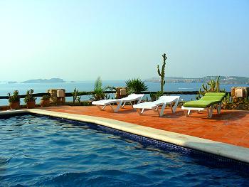 Ferienhaus mit Pool direkt am Meer Ferienhaus mit Pool direkt am Meer