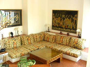 Großes Wohnzimmer mit Kamin und Sat-TV Großes Wohnzimmer mit Kamin und Sat-TV