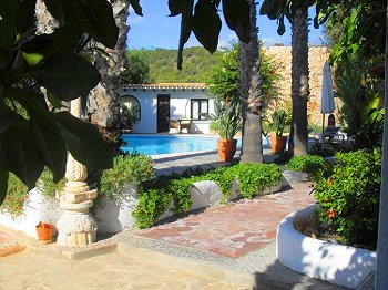 Blick in den Garten und zum Pool Blick in den Garten und zum Pool