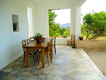 Überdachte und möblierte Terrasse