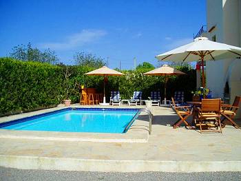 Sonnenterrasse und Bar