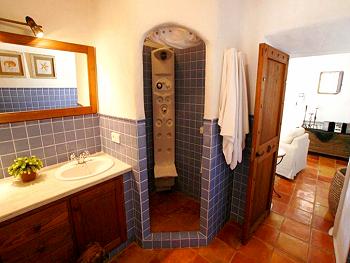 Badezimmer mit Massagedusche Badezimmer mit Massagedusche