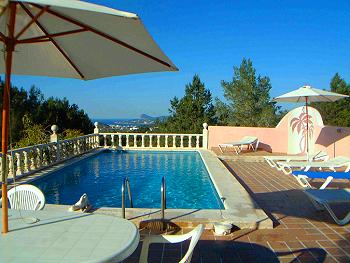 Ferienhaus mit Pool und Meerblick