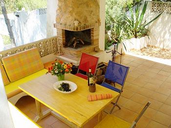 Überdachte Terrasse mit Grill