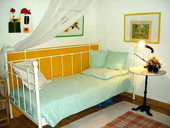 Schlafzimmer mit Einzelbett und Schlafcouch