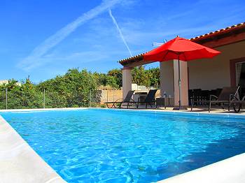 Pool und Sonnenterrasse Pool und Sonnenterrasse