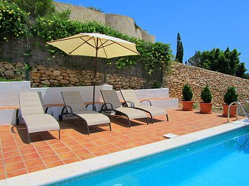 Pool und Sonnenterrasse Pool und Sonnenterrasse
