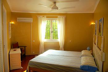 Schlafzimmer mit Doppelbett