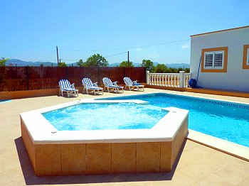 Eingezäunter Pool und Whirlpool Eingezäunter Pool und Whirlpool