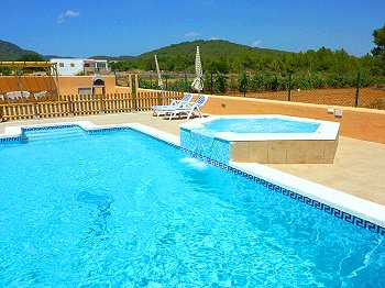 Ferienhaus mit eingezäuntem Pool Ferienhaus mit eingezäuntem Pool