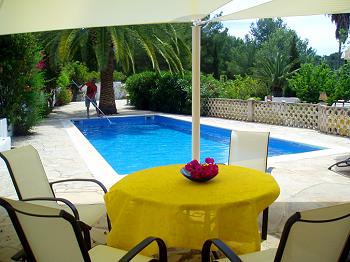 Pool und Terrasse