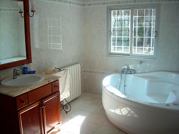 Badezimmer mit Jacuzzi Badezimmer mit Jacuzzi