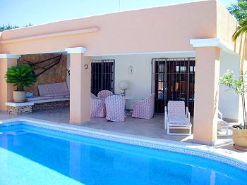 Pool und überdachte Terrasse Pool und überdachte Terrasse