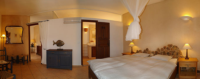 Doppelzimmer im unteren Nebengebäude (am Pool) Doppelzimmer im unteren Nebengebäude (am Pool)