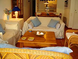 Wohnraum mit Couchgarnitur Wohnraum mit Couchgarnitur