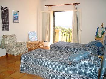 Schlafzimmer mit zwei Einzelbetten
