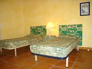 Schlafzimmer mit zwei Einzelbetten