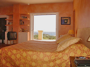 Schlafzimmer mit Doppelbett