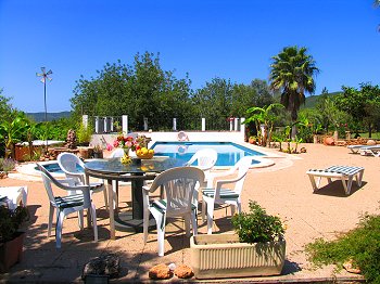 Pool und Sonnenterrasse Pool und Sonnenterrasse
