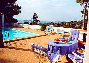 Meeresblick von der Terrasse vom Ferienhaus am Pool.