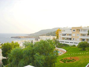 Der Wohnkomplex mit dem Appartement auf Ibiza