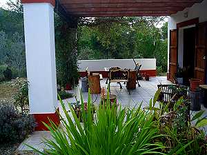 Terrassenbereich vor dem Ferienhaus auf Ibiza