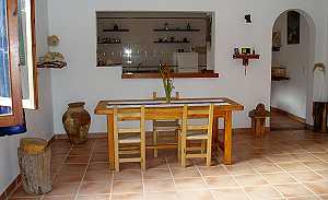 Esstisch im Ferienhaus auf Ibiza