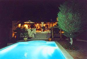 Nachtansicht Pool mit Villa