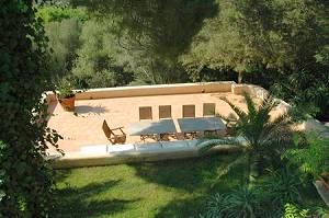 Terrasse umgeben vom Garten