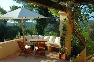 Terrasse mit Blick auf Garten