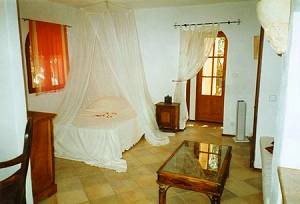Schlafzimmer mit Doppelbett
