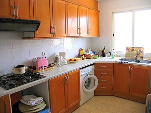 Die K&uuml;chenzeile vom Apartment auf Ibiza