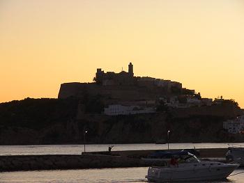 Ibiza-Stadt bei Sonnenuntergang