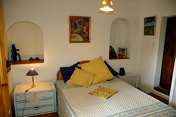 Schlafzimmer mit französischem Bett