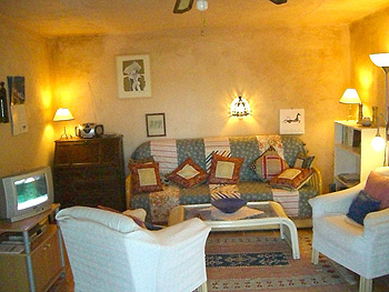 Wohnbereich mit Couch und Sat-TV Wohnbereich mit Couch und Sat-TV