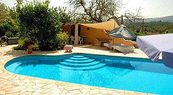 Pool und überdachte Grillecke Pool und überdachte Grillecke
