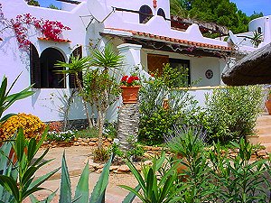 Aussenansicht und Garten vom Ibiza Ferienhaus