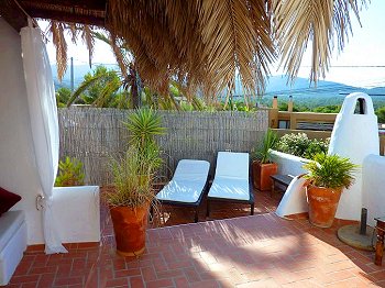 Große Terrasse mit Sonnenliegen