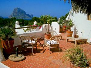 M�blierte Terrasse mit Meersicht 