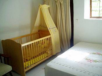 Schlafzimmer mit Kinderbett Schlafzimmer mit Kinderbett