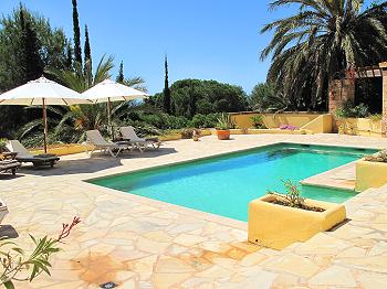 Pool und Sonnenterrasse Pool und Sonnenterrasse