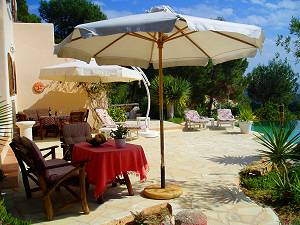 M�blierte Terrasse am Pool