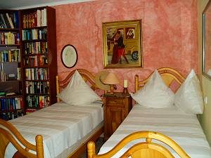 Schlafzimmer mit 2 Einzelbetten