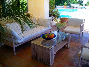 Terrasse mit Blick zum Pool Terrasse mit Blick zum Pool