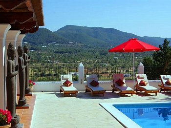 Pool und Sonnenterrasse Pool und Sonnenterrasse
