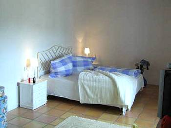 Schlafzimmer mit franz&ouml;sischem Bett