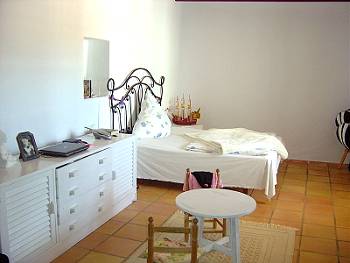 Schlafzimmer mit franz&ouml;sischem Bett