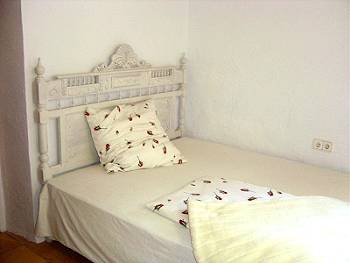Schlafzimmer mit franz&ouml;sischem Bett