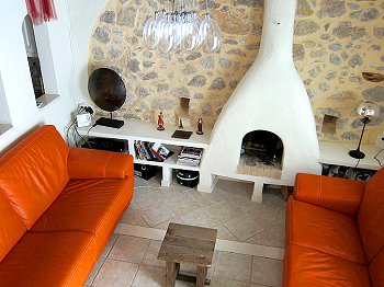 Wohnzimmer mit Kamin